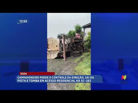 Por pouco: caminhão tomba no acesso de uma casa na SC-283 em Seara