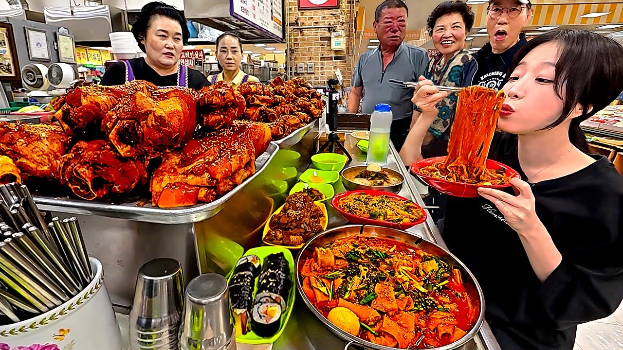 사장님이 그만 시키래요😂 시장사람들 모두 놀란 50년전통 매운잡채 떡볶이 김밥 국수 족발 먹방