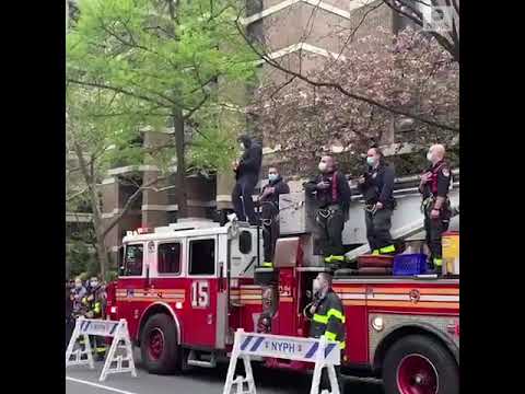 美國聯邦調查局消防員演奏 "星條旗 "向醫護人員致敬｜ABC News (FDNY firefighter plays "The Star Spangled Banner" in tribute to health care workers | ABC News)