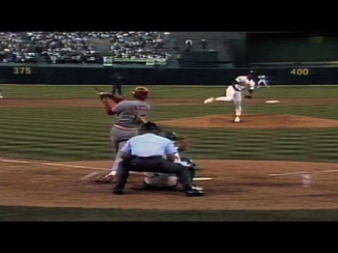 1990 WS Gm4: Glenn Braggs' bat breaks on back
