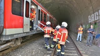 preview picture of video 'S-Bahn brennt im Tunnel Schwaikheim - Feuerwehrübung'