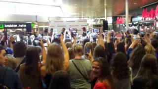 B-Brave - Door Rood @ Mediamarkt Winkelcentrum Hoog Catharijne, Utrecht. Signeersessie LOS * 5-08-16