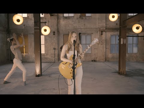 Lisa Ploeger - Don't Let Me Drown (official music video)