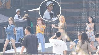 마마무 MAMAMOO '데칼코마니' 리허설 때 반려견과 나타난 이하늘(DJ.DOC) : 리허설 rehearsal