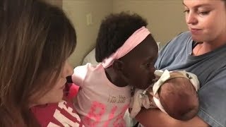 Watch Thomas Rhett’s Daughter Adorably Meet Her Baby Sister for the First Time