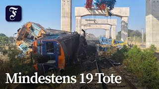 Baukran reißt Zug aus den Schienen in Thailand