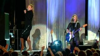 Go-Go's - Throw Me A Curve (Live in Central Park '01)