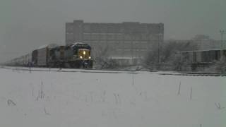 preview picture of video 'CSX 8166 sd40-2 in the snow at Dallas, Tx. 02/13/2010 ©'