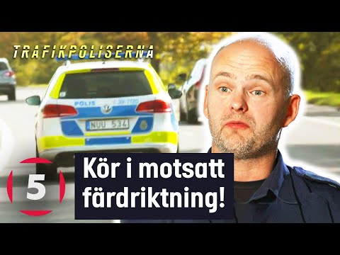 Förare kör i motsatt färdriktning under intensiv biljakt! | Trafikpoliserna | Kanal 5 Sverige
