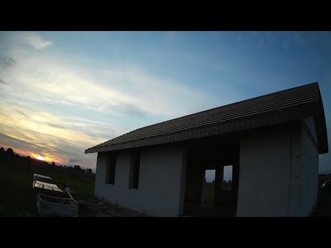 Budowa domu 2022r. Dom 63m2. Obijanie deski czołowej łupkiem.