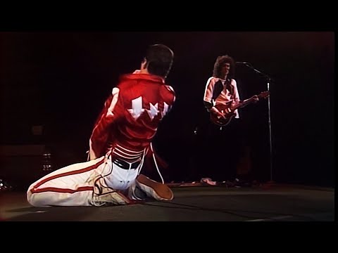 Ο Freddie Mercury [Φρέντι Μέρκιουρυ], τραγουδιστής των Queen [Κουήν], ερμηνεύει το "Fat Bottomed Girls" [Στρουμπουλά κορίτσια] στο Milton Keynes Bowl, στις 5 Ιουνίου 1982. Με το κομμένο μικρόφωνό του και τα τολμηρά αστεία του σαρώνει τη σκηνή ως αυθεντικός σόου μαν, με τις εκκεντρικές ενδυματολογικές επιλογές και την έντονη σκηνική παρουσία να τον καθιερώνουν ως πρότυπο του είδους.