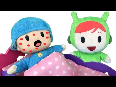 Pocoyo y nina español:Pocollo tiene puntitos rojos y visita doctora juguetes.Nuevo vídeo peluches