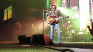 preview picture of video 'Alan Jackson It's Five O' Clock Somewhere Uncasville, CT 8-9-14'