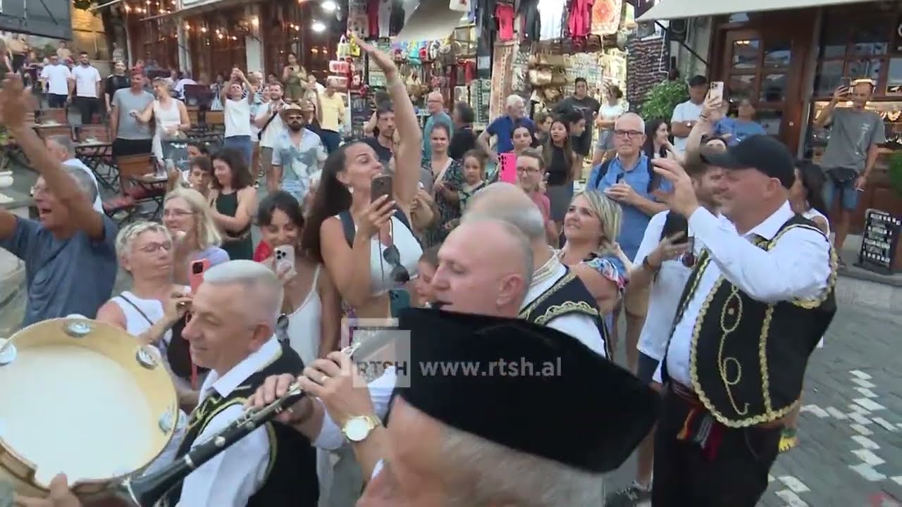 Ansambli i Kavajës gjallëron Gjirokastrën, muzikë tradicionale dhe valle në rrugët e kalldrëmta