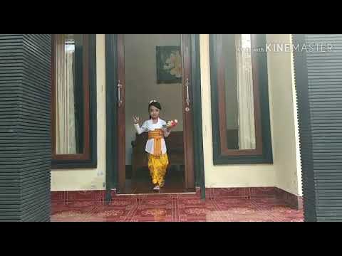 Ni Kadek Intan Arista Dewi kls B 2 Lomba Busana Adat kepura