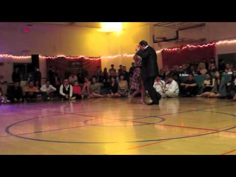  María del Carmen Romero  and  Jorge Dispari  are  dancing  to  the  tango  "  Mandria  "