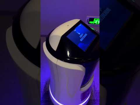 在深圳的旅店，宵夜訂美團，外送員外送到1樓，1樓櫃檯派機器人坐電梯到6樓，送餐超可❤️