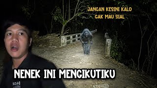 Download lagu SCARED TO DEATH! WALKING ALONE ON THE NENEK GAYUNG TRAIL AT MIDNIGHT - SOMEONE CALLED OUT TO ME mp3