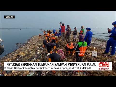 Petugas Bersihkan Tumpukan Sampah yang Menyerupai Pulau di Pesisir Jakarta