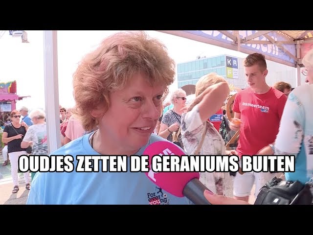 Oudjes zetten de geraniums buiten