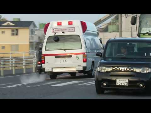 Conducción de emergencia de ambulancia del departamento de bomberos de la ciudad de Kasugai