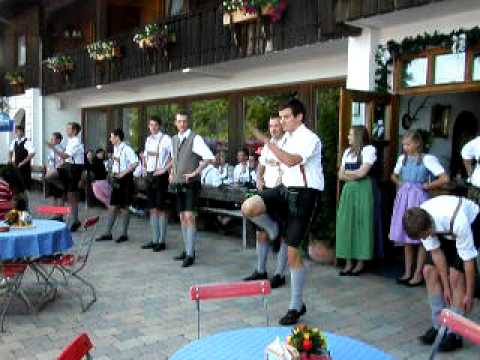 Berggasthof Gerstreit Sommer 2011  - Schuplattler auf der Aussichtsterrasse