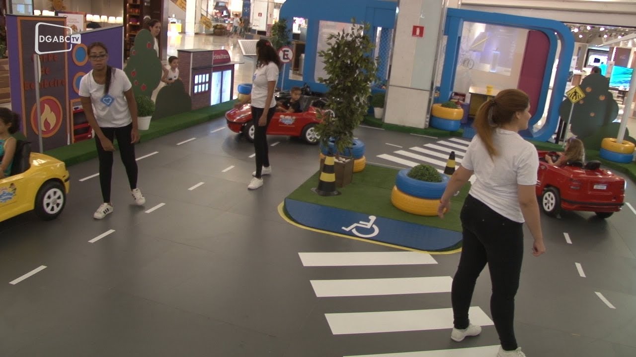 Crianças aprendem sobre o trânsito em mini cidade