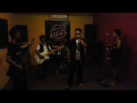 KU BERMIMPI..(COVER BY LIGHTNING STAR BAND)