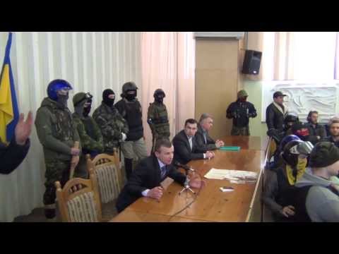 Westukraine: Neonazis sprengen Stadtratssitzung [Video aus YouTube]