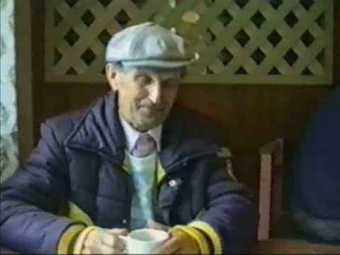 Åke Fernvik dricker kaffe på Vika Café!