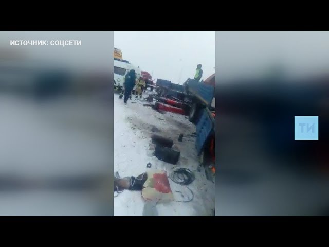 На трассе М-7 в Татарстане столкнулись два грузовика: погиб человек+[ВИДЕО]