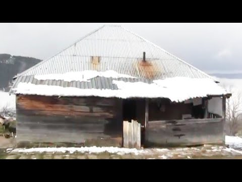 Žive u tuđoj drvenoj kući,jedna soba,troje djece od dvije godine,godinu i četiri mjeseca.