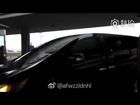 Kris Wu Always Waving to his Meigeni