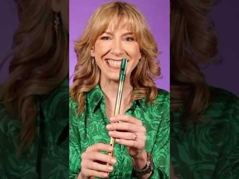 Learn How To Hold Your Tin Whistle 🎵🎵 [For Beginners]