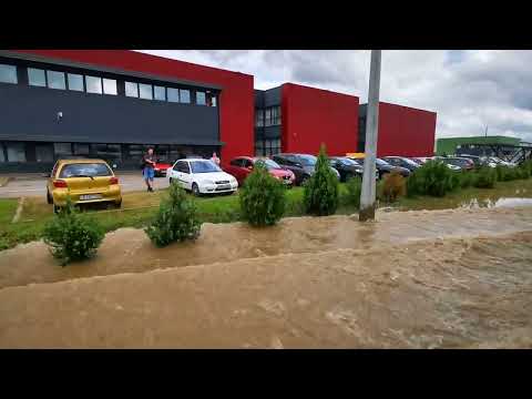 Nagy vízben a 46EY-os busz Debrecenben 230609