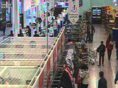 VIDEO: Poznáte tohto muža? Je podozrivý z krádeže a pátra po ňom polícia