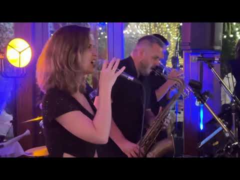 #funkyemotions #iwillsurvive #livemusic #livecover #funkymusic #funkyband #weddingband 