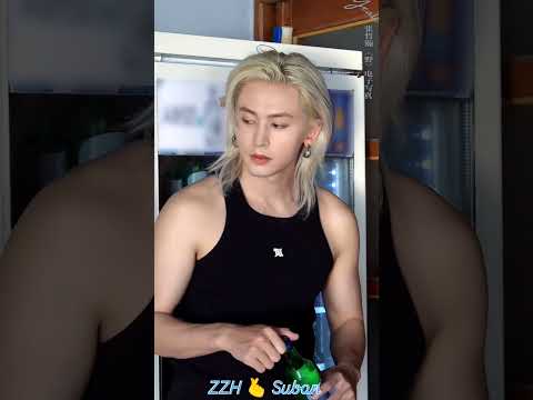 Zhang Zhehan and the electronic version 2 photo are really amazing. Zhang Zhehan is so handsome.