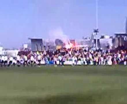 Spelers betreden het veld