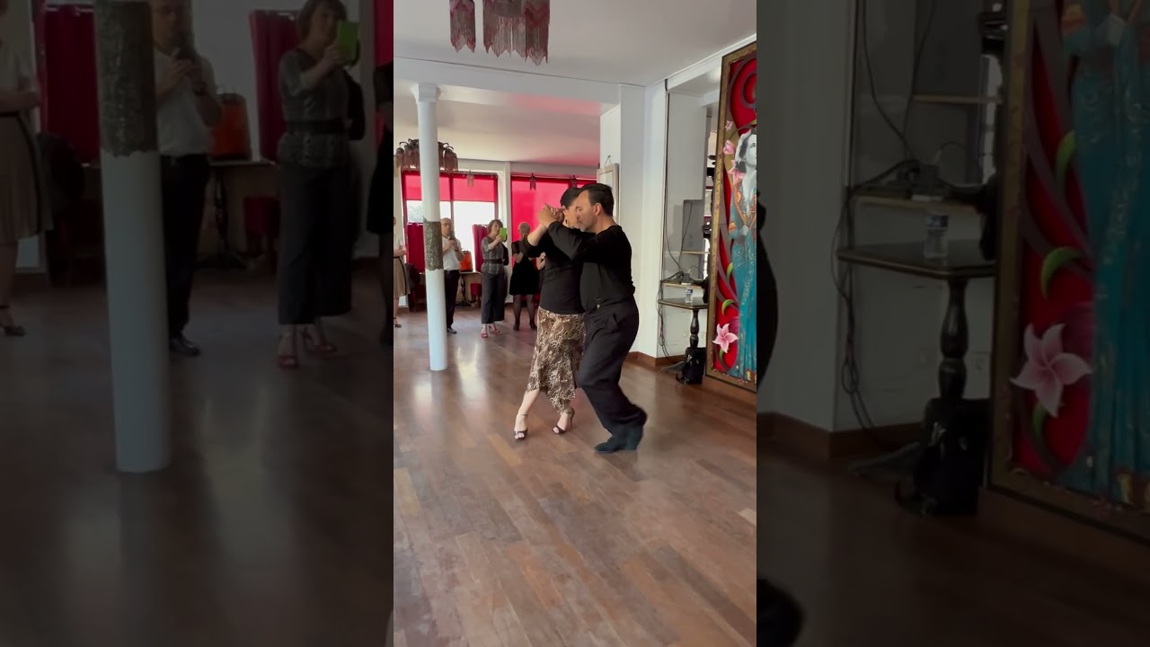 Video thumbnail for Workshop demo Calesitas Milongueras con #adornos Georgina Vargas Oscar Mandagaran #tango #paris