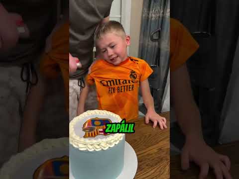 Táta spravil narozeninový dort 🎂