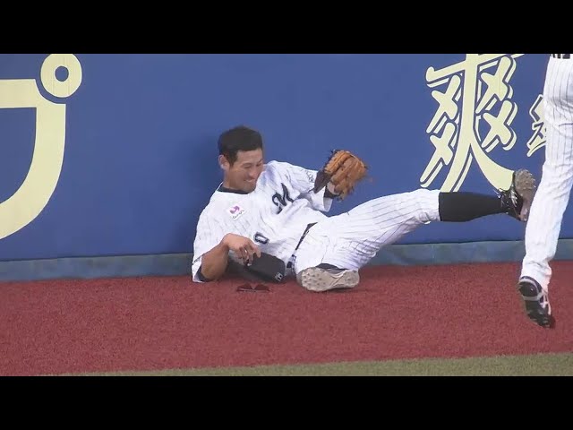 【1回表】走る!! 跳ぶ!! マリーンズ・荻野貴司 フェンス際でのファインプレー!! 2022年7月6日 千葉ロッテマリーンズ 対 北海道日本ハムファイターズ