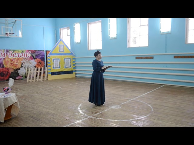 Күпербаш авылы китапханәсе мөдире Алсу Иванова Фәнис Яруллинның "Нәни дәүләт" шигырен укый