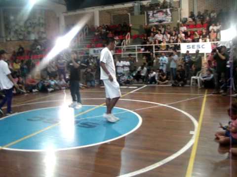 Gambá e Cebolinha "duelando" na final da Batalha do Passinho