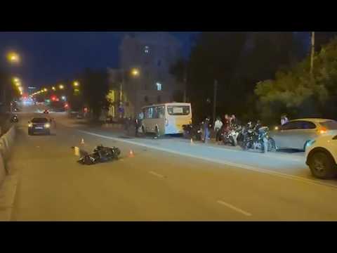 Избегая аварии «положил» мотоцикл и врезался в автобус. Real Video