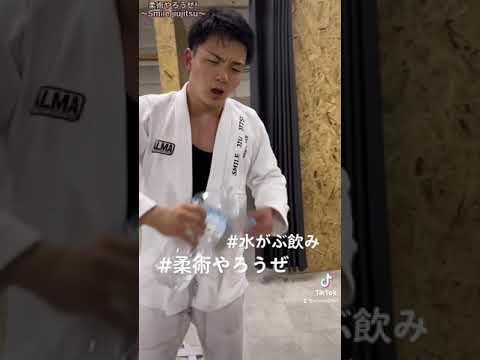 水をがぶ飲みしながらブラジリアン柔術という護身術をアピールする人。#護身術 #柔術 #ブラジリアン柔術 #enjoybjjlife #大人の趣味 #格闘技 #寝技