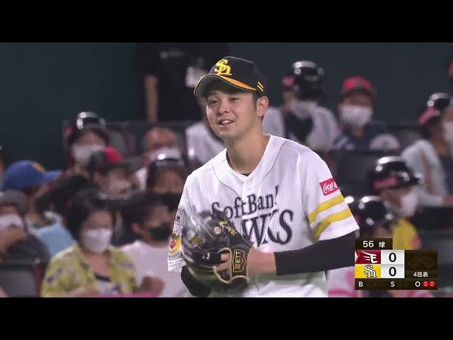 【4回表】強肩を見せつけた!! ホークス・川瀬晃がライン際の打球をアウトに!! 2022年8月7日 福岡ソフトバンクホークス 対 東北楽天ゴールデンイーグルス