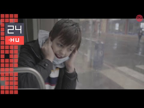 Amikor André boldog, akkor üt, rúg, üvölt