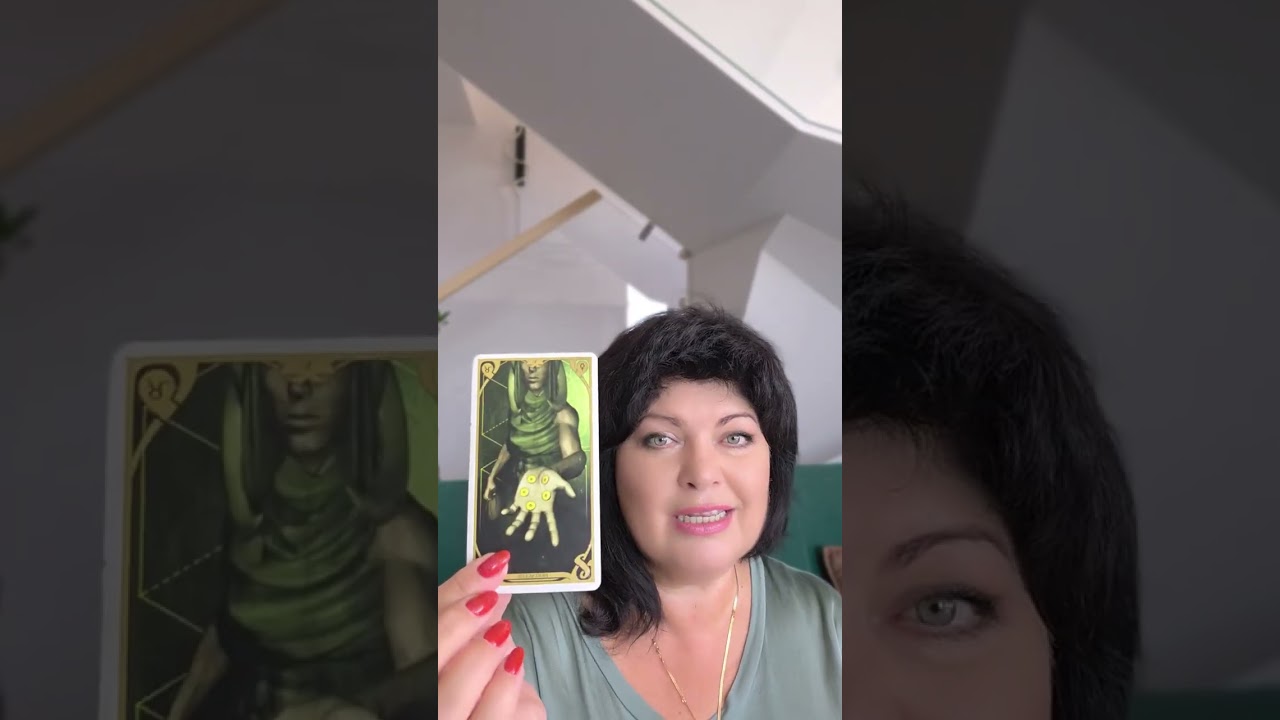 Ого! Ведьма испугалась!🙉 Увидела ваше😎 фото!!##таро #анжеламанвелян #tarot 