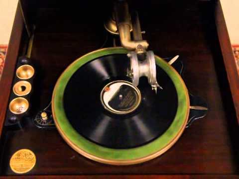 Brunswick 1917 Pat. Carved Mahogany Windup Phonograph Record Player Q-17478